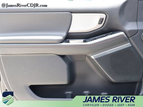 Used 2025 Ford Expedition Active AWD/4WD image 23