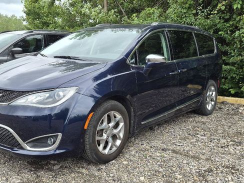 Used 2019 Chrysler Pacifica Limited FWD image 1