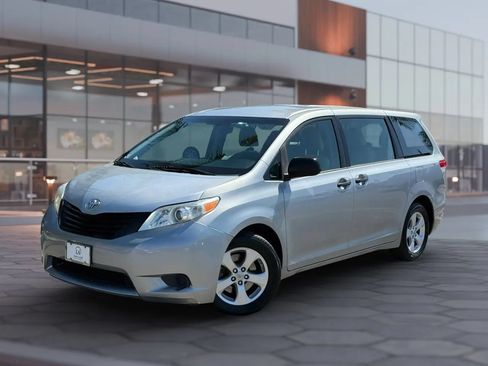 Used 2014 Toyota Sienna L FWD image 2