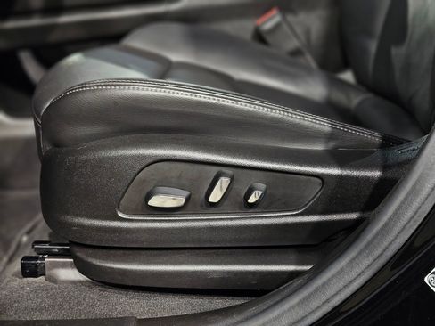 Used 2025 Cadillac XT6 Premium Luxury image 24