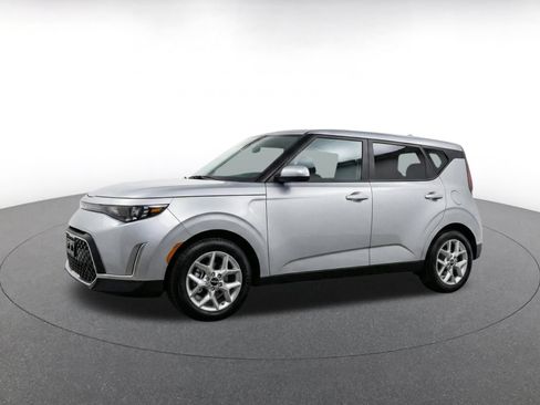 Used 2025 Kia Soul LX w/ LX Technology Package FWD image 3