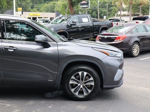 Used 2021 Toyota Highlander XLE AWD/4WD image 7