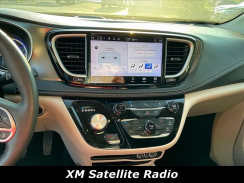 Used 2023 Chrysler Pacifica Touring-L FWD image 5