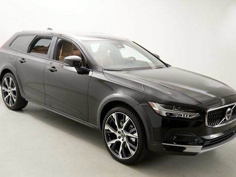 Certified 2025 Volvo V90 B6 Cross Country Ultra AWD/4WD image 4