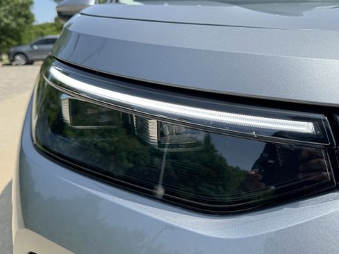 Certified 2025 Volkswagen Tiguan SE image 7