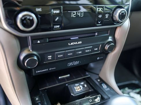 Used 2023 Lexus GX 460 Luxury w/ Accessory Package AWD/4WD image 20