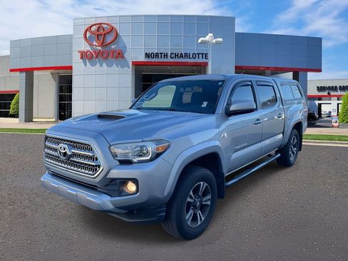 Used 2017 Toyota Tacoma TRD Sport image 4