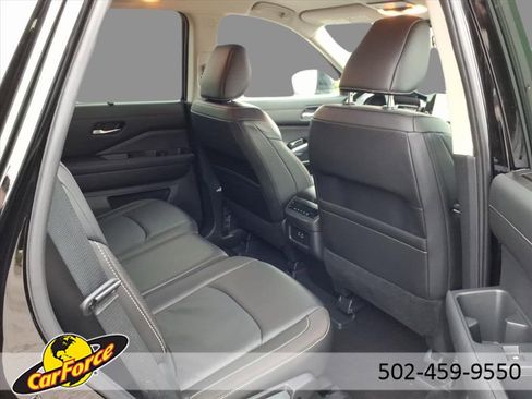 Used 2024 Nissan Pathfinder SL image 11