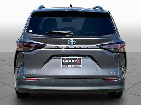 Certified 2025 Toyota Sienna XLE FWD image 4