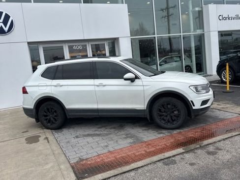 Used 2020 Volkswagen Tiguan SE w/ Panoramic Sunroof Package image 3