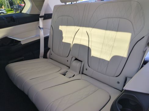 Used 2025 BMW X7 xDrive40i w/ Executive Package AWD/4WD image 32