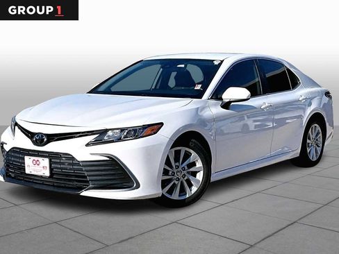 Used 2021 Toyota Camry LE image 1