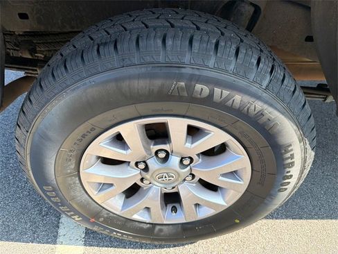 Used 2016 Toyota Tacoma SR5 w/ SR5 Appearance Package (SN) image 17