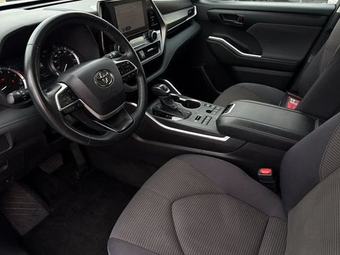 Used 2025 Toyota Highlander LE AWD/4WD image 11
