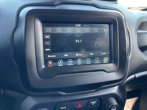 Used 2018 Jeep Renegade Latitude image 10