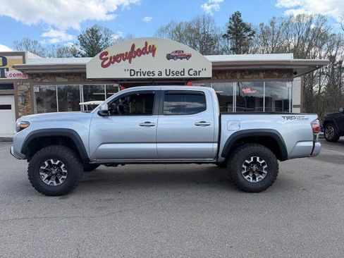 Used 2021 Toyota Tacoma TRD Off-Road w/ TRD Premium Off Road Package image 2