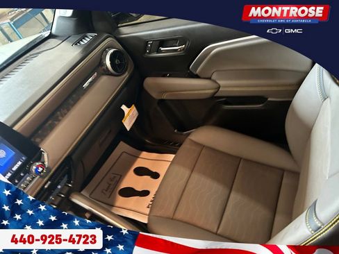 Used 2025 Chevrolet Colorado ZR2 w/ Technology Package AWD/4WD image 26