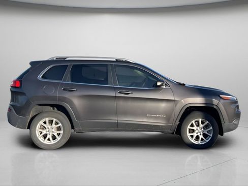 Used 2018 Jeep Cherokee Latitude Plus image 3