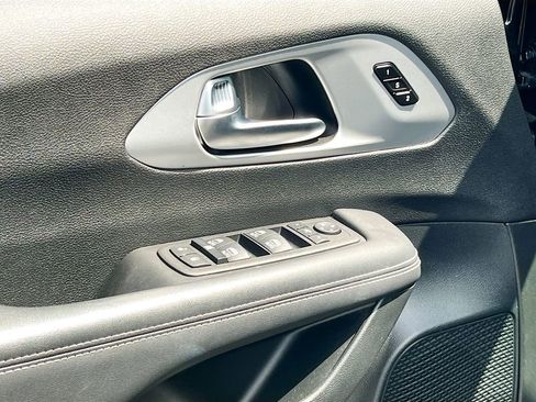 Used 2025 Chrysler Pacifica Limited FWD image 18
