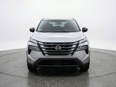 Used 2025 Nissan Rogue SV image 2