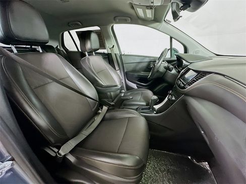 Used 2022 Chevrolet Trax LT w/ LT Convenience Package image 12