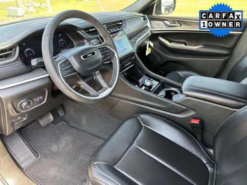 Used 2025 Jeep Grand Cherokee L Limited w/ Luxury Tech Group II image 24