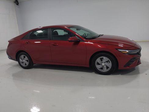 Used 2024 Hyundai Elantra SE FWD image 11