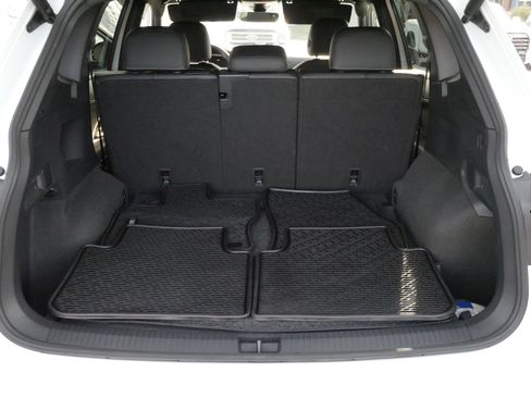 Certified 2024 Volkswagen Tiguan SE R-Line image 18