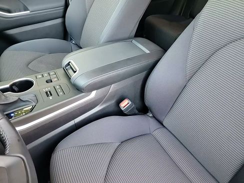 Used 2024 Toyota Highlander LE image 27