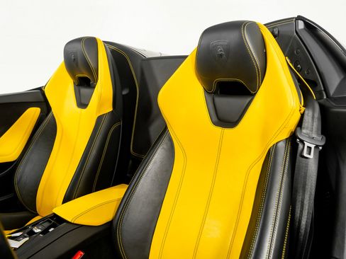 Used 2016 Lamborghini Huracan LP 610-4 image 3