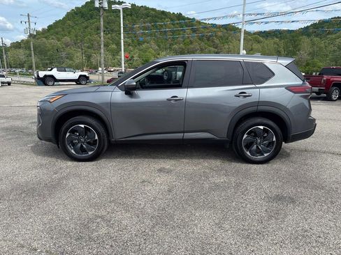 Used 2024 Nissan Rogue SV AWD/4WD image 2