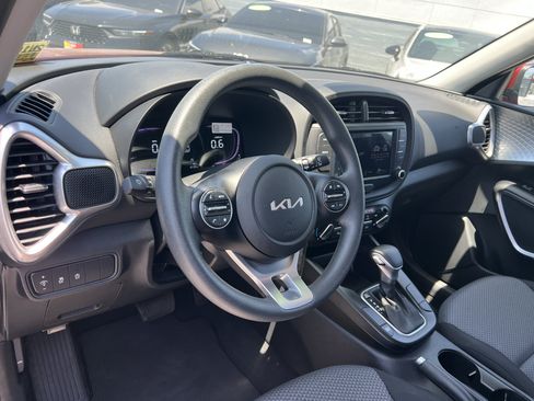 Certified 2025 Kia Soul LX FWD image 21