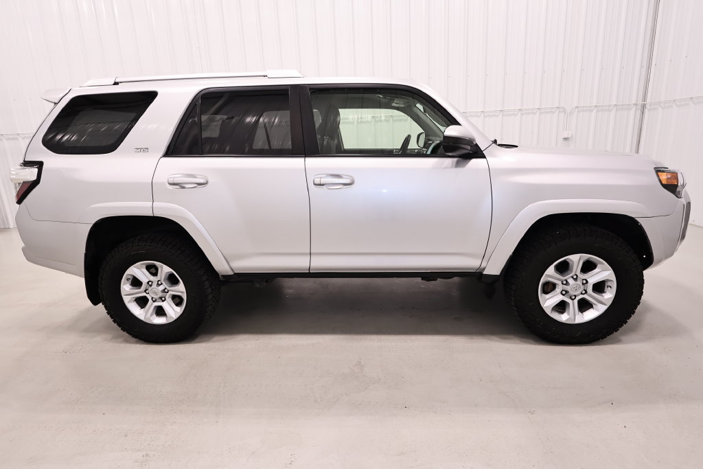 Used 2016 Toyota 4Runner SR5 AWD/4WD image 2