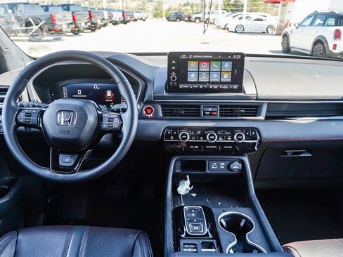 Used 2025 Honda Pilot Black Edition image 14