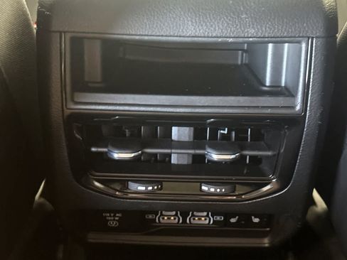 Used 2024 Jeep Grand Cherokee Limited w/ Black Appearance Package AWD/4WD image 15