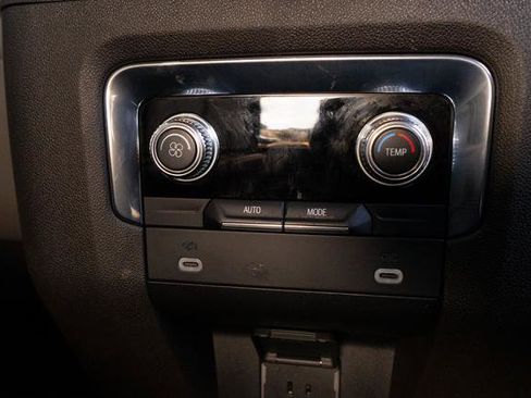 Used 2023 GMC Yukon XL SLT image 32