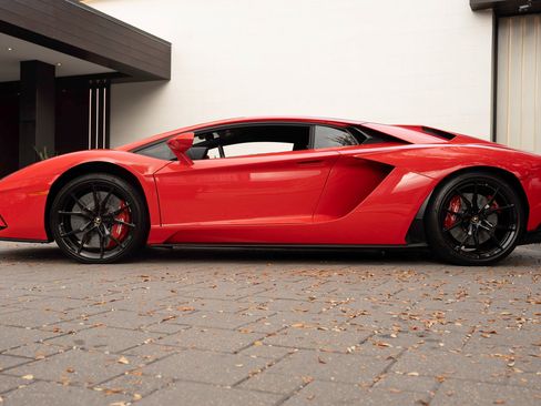 Used 2019 Lamborghini Aventador S image 11