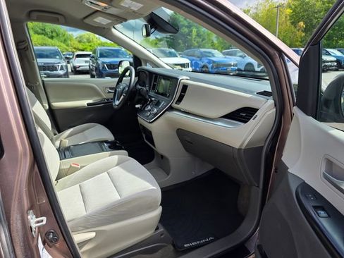 Used 2018 Toyota Sienna LE AWD/4WD image 11