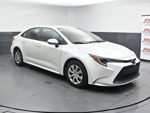 Used 2022 Toyota Corolla LE FWD image 2