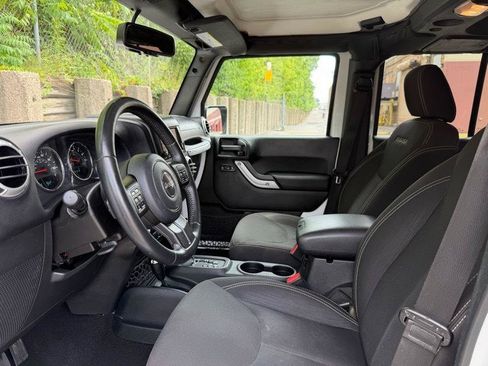 Used 2016 Jeep Wrangler Unlimited Sahara w/ Connectivity Group AWD/4WD image 16