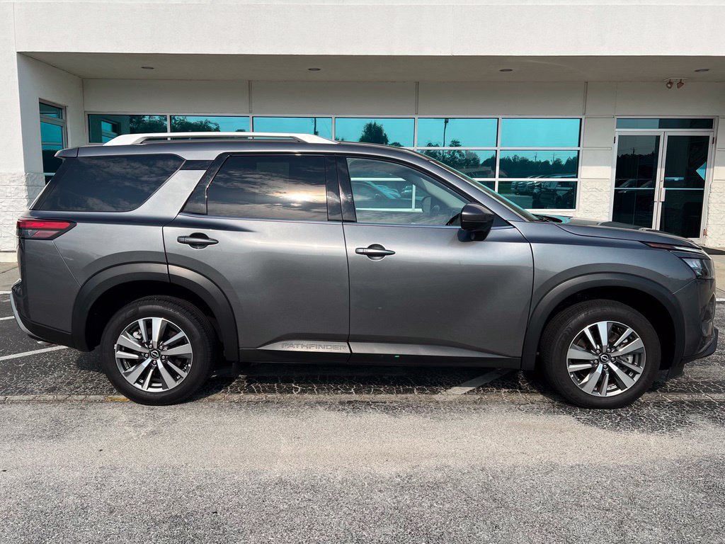 Used 2025 Nissan Pathfinder SL FWD image 3