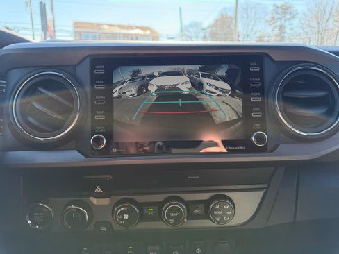 Used 2020 Toyota Tacoma TRD Off-Road w/ Technology Package image 19