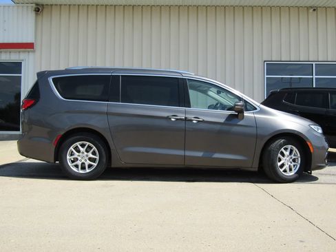 Used 2021 Chrysler Pacifica Touring-L FWD image 2