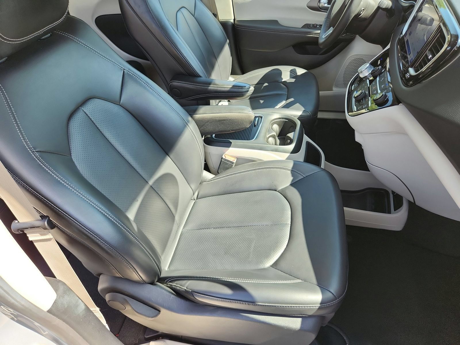 Used 2023 Chrysler Pacifica Touring-L FWD image 27
