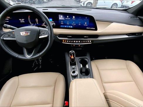 Used 2024 Cadillac XT4 Luxury w/ Cold Weather Package image 15