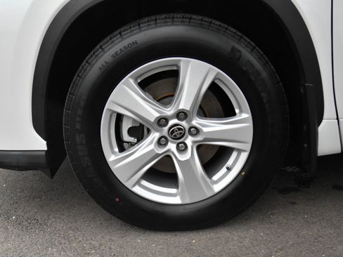 Used 2022 Toyota Highlander LE AWD/4WD image 12