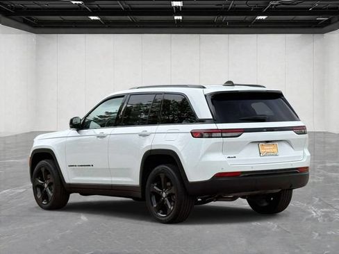 Used 2023 Jeep Grand Cherokee Altitude AWD/4WD image 3