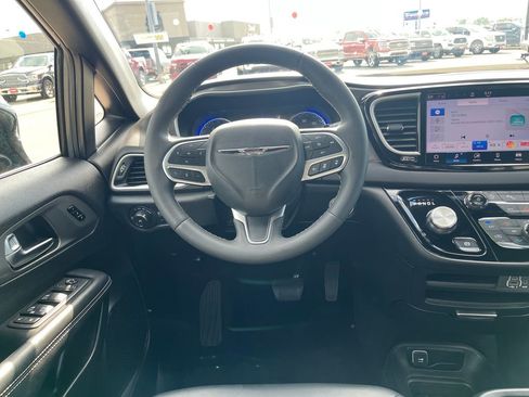 Used 2025 Chrysler Pacifica Select FWD image 18