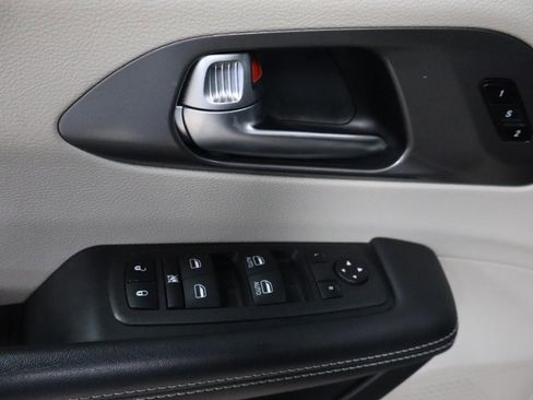 Used 2023 Chrysler Pacifica Touring-L FWD image 12