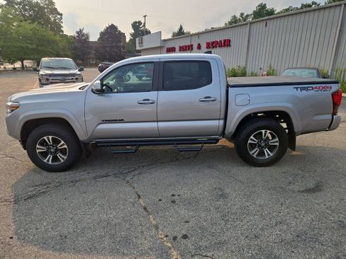 Used 2019 Toyota Tacoma TRD Sport AWD/4WD image 5
